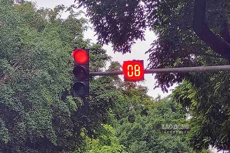 Hà Nội thí điểm đèn tín hiệu chỉ đếm lùi 8 giây: Tài xế cần lưu ý gì?