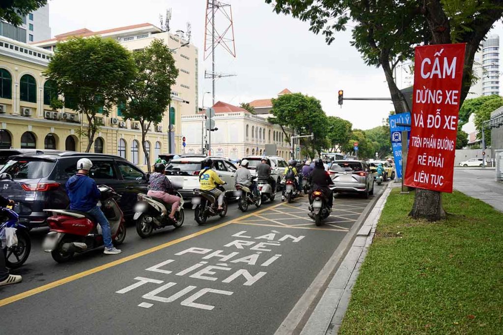 Lỗi dừng xe ở làn rẽ phải liên tục: vì sao dễ bị phạt?