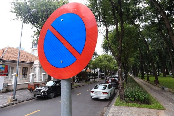 Biển “Cấm dừng” và “Cấm đỗ”: Phân biệt để không bị phạt nguội