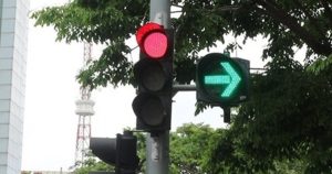 Lỗi đi vào làn ưu tiên đèn xanh – mũi tên ưu tiên: hiểu sai là dễ bị phạt