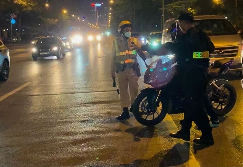 Lỗi không bật đèn xe máy ban đêm: có bị phạt nguội không?