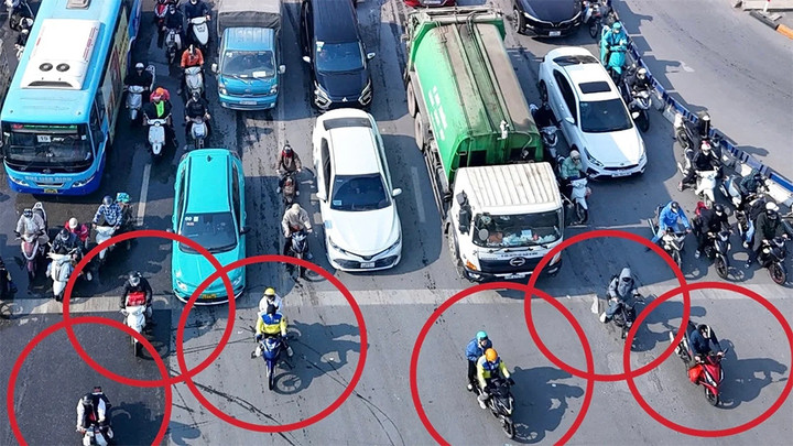 Lỗi vượt đèn đỏ bị phạt nguội bao nhiêu năm 2025? Ô tô và xe máy