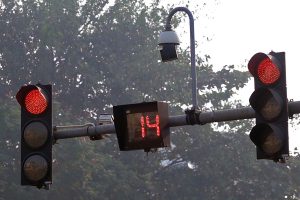 Khi đèn giao thông tự đổi pha, vượt đèn đỏ có bị phạt nguội không?