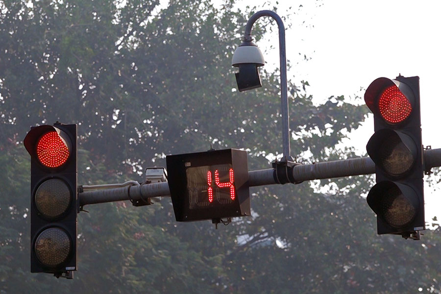 Khi đèn giao thông tự đổi pha, vượt đèn đỏ có bị phạt nguội không?